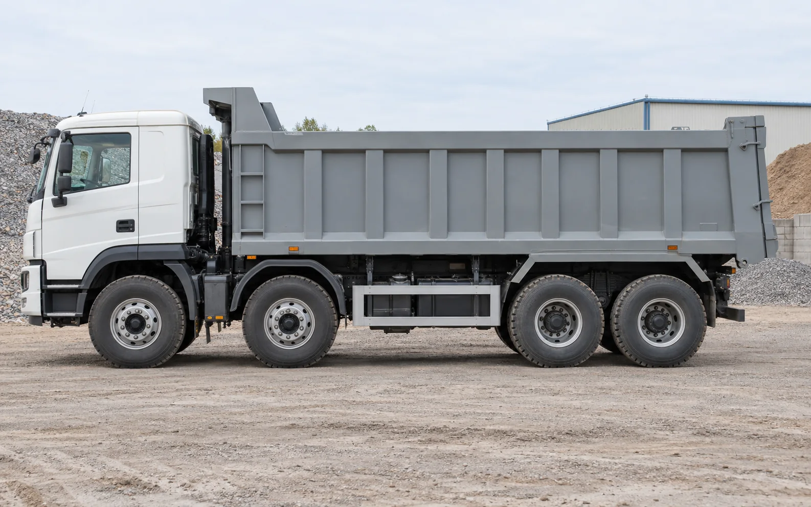 Иллюстрация типа техники: китайский четырёхосный самосвал с кузовом объёмом 36 кубических метров